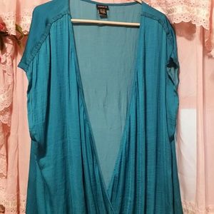 Cute teal torrid top size 3